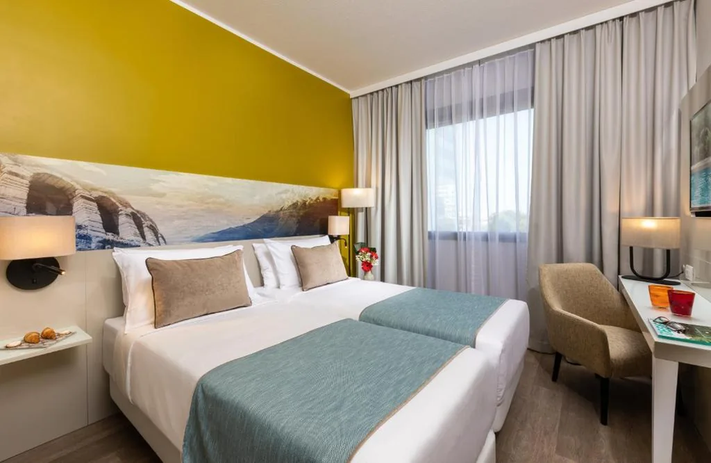 Camera Comfort Matrimoniale/Doppia con Letti Singoli — Leonardo Hotel Verona