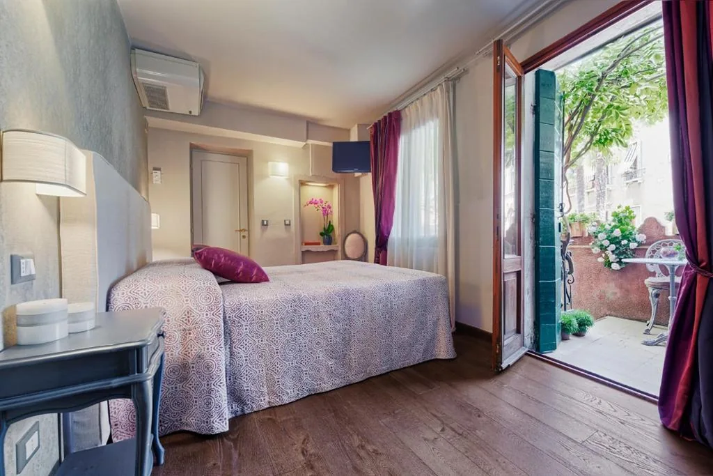 Camera Comfort Matrimoniale/Doppia con Letti Singoli — Locanda Fiorita