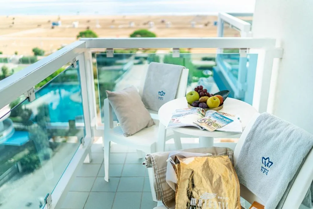 Camera Comfort Matrimoniale/Doppia con Letti Singoli con Vista Mare Laterale — Majestic Beach Hotel & Wellness