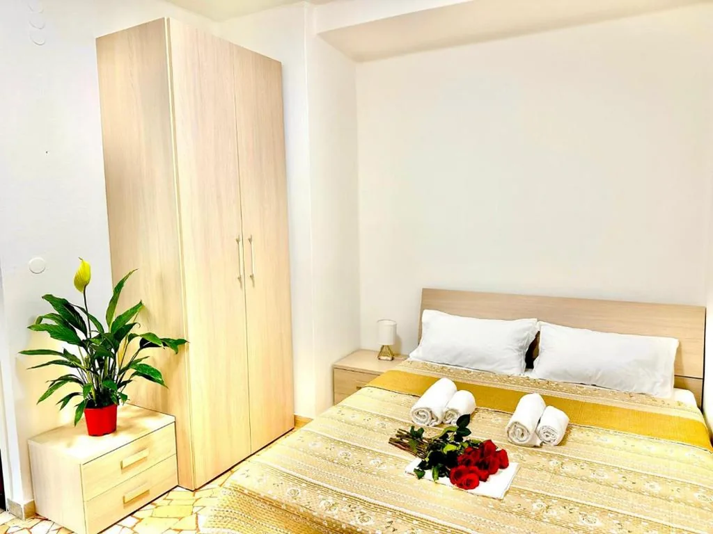 Deluxe Room (1 Adult + 1 Child) — Happy Stay