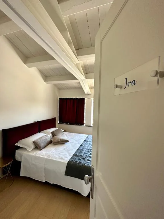 Camera Deluxe — C House Rooms Lake