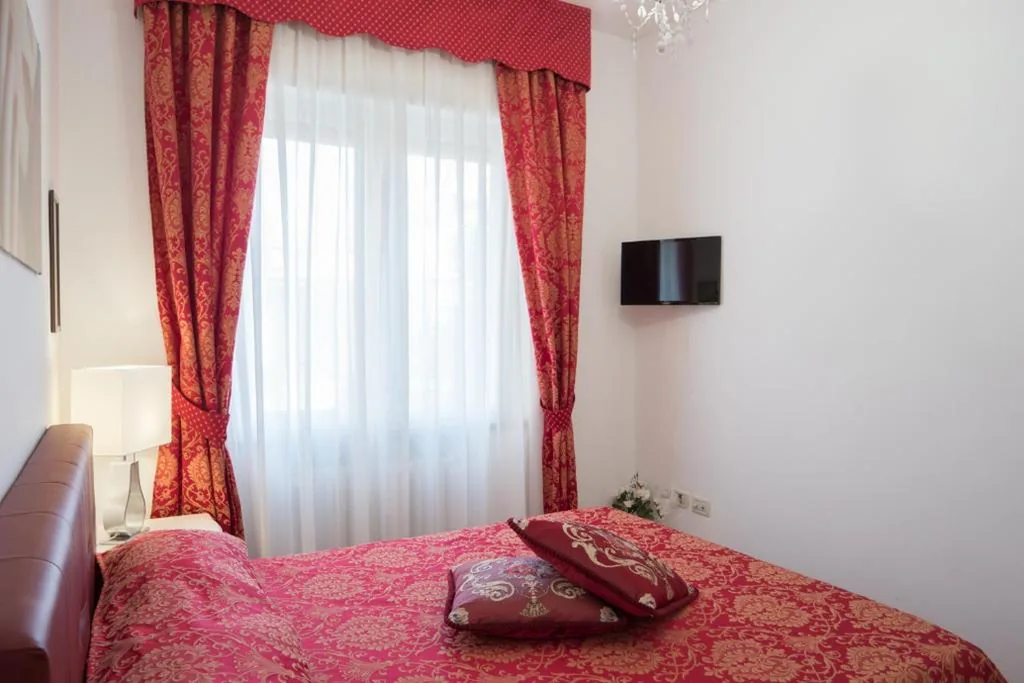Deluxe Room — Ca’ Rebeka Venice – Atika & Atif