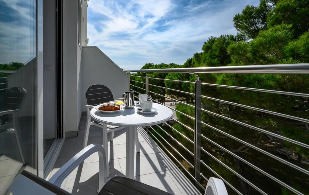Deluxe Room with Side Sea View — Grand Hotel Playa