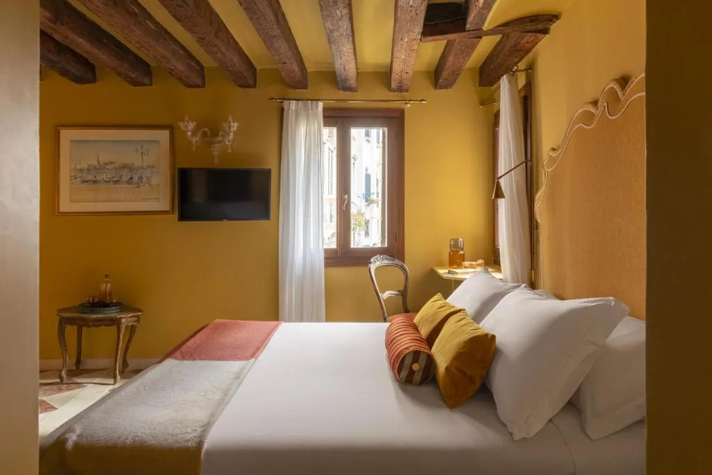 Deluxe Room with Canal View — Hotel Riva
