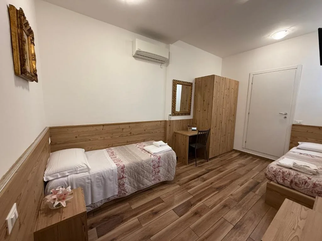 Camera Deluxe Doppia con Letti Singoli — Pirandello Rooms