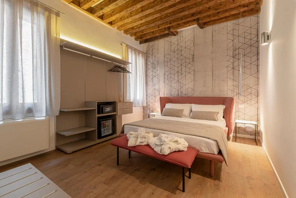 Deluxe Room — La Finestra sulle Beccarie