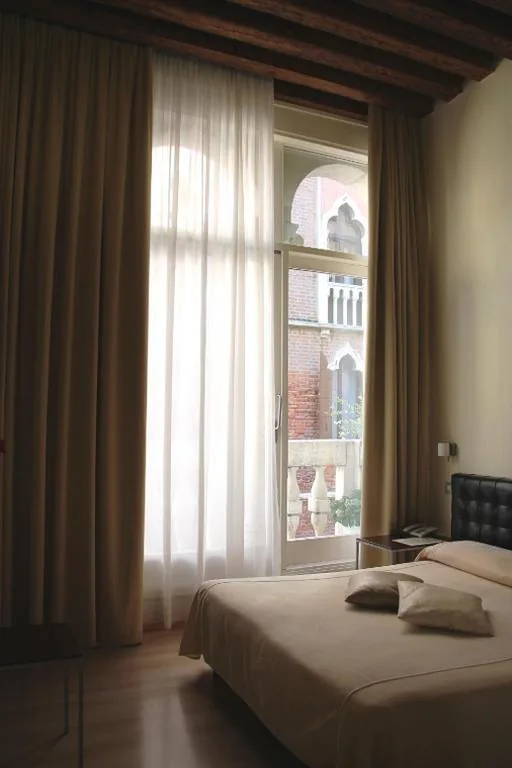 Camera Deluxe Matrimoniale/Doppia con Letti Singoli con Balcone — Albergo al Tiepolo