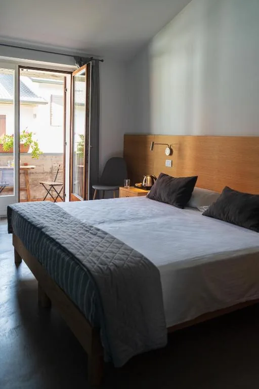 Camera Deluxe Matrimoniale/Doppia con Letti Singoli con Balcone — Bed and Bike Verona