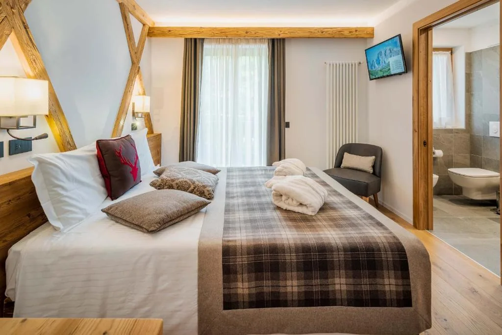 Deluxe Double or Twin Room with Balcony — Camina Suite and Spa