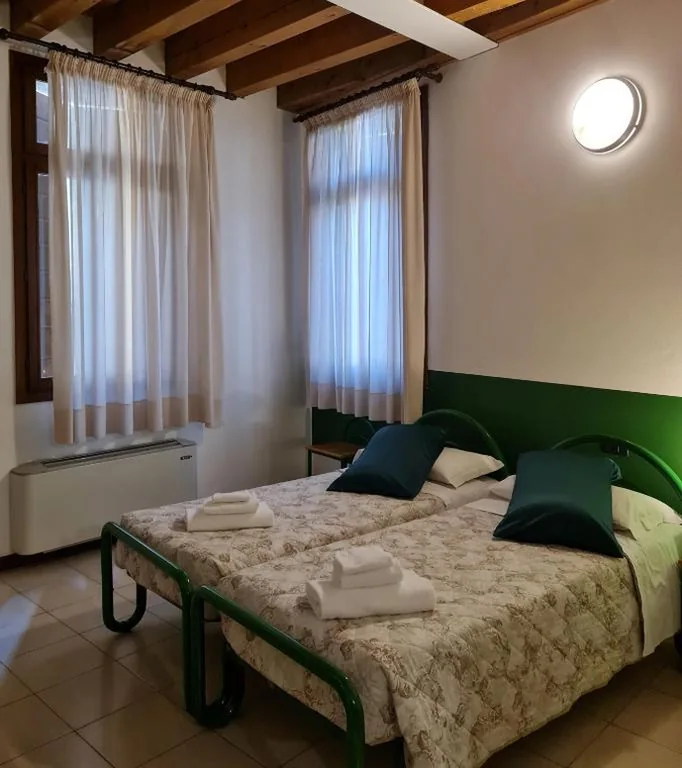 Camera Deluxe Matrimoniale/Doppia con Letti Singoli — Casa Santa Caterina e Sant Antonio