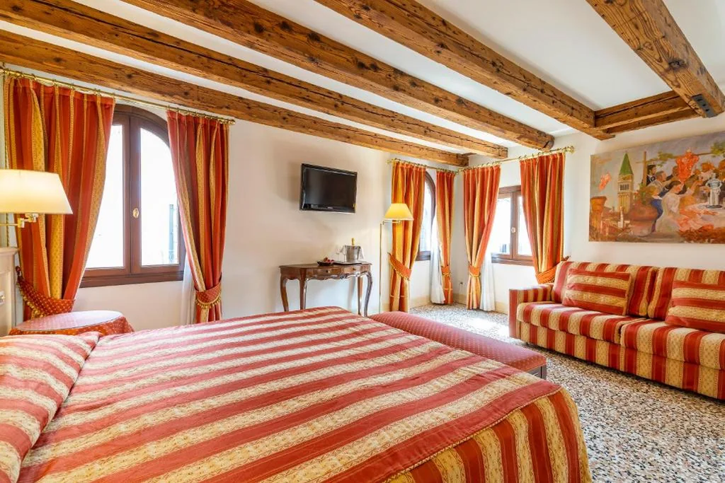 Deluxe Double or Twin Room with Canal View — Hotel Bella Venezia