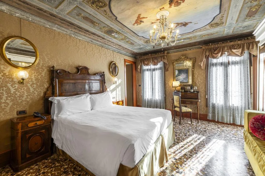 Camera Deluxe Matrimoniale/Doppia con Letti Singoli con Terrazza e Vista Canale — Hotel Casa Nicolò Priuli