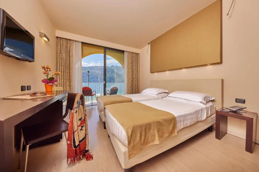 Deluxe Double or Twin Room with Lake View — Hotel Europa