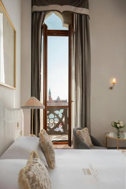 Camera Deluxe Matrimoniale/Doppia con Letti Singoli con Vista Laguna — Hotel Gabrielli Venezia – Starhotels Collezione