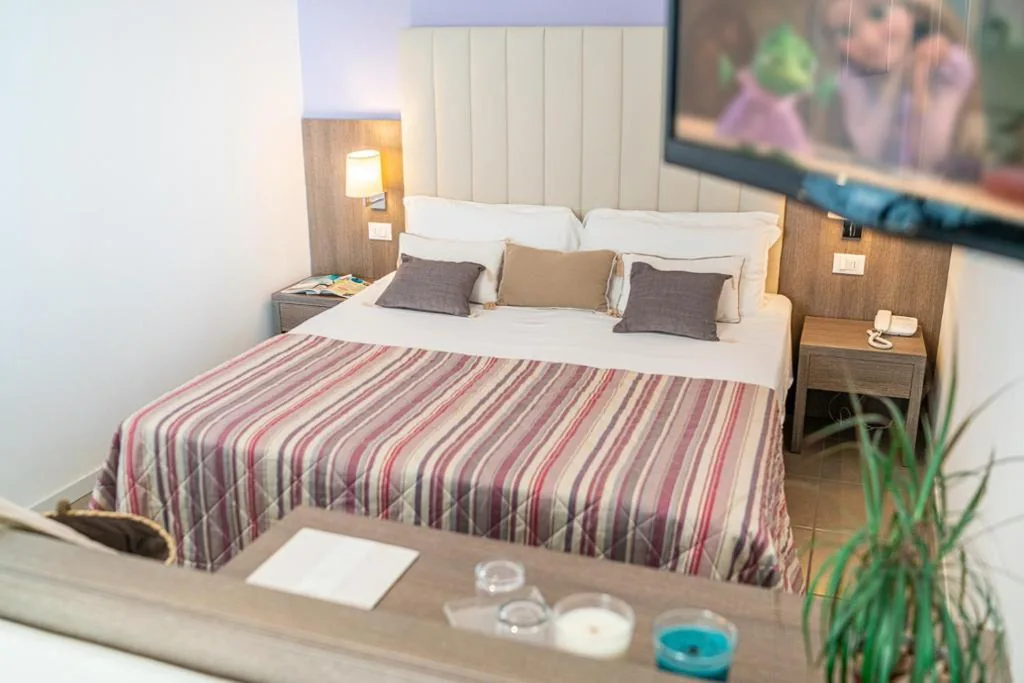 Deluxe Double or Twin Room with Balcony and Partial Sea View — Hotel Karinzia