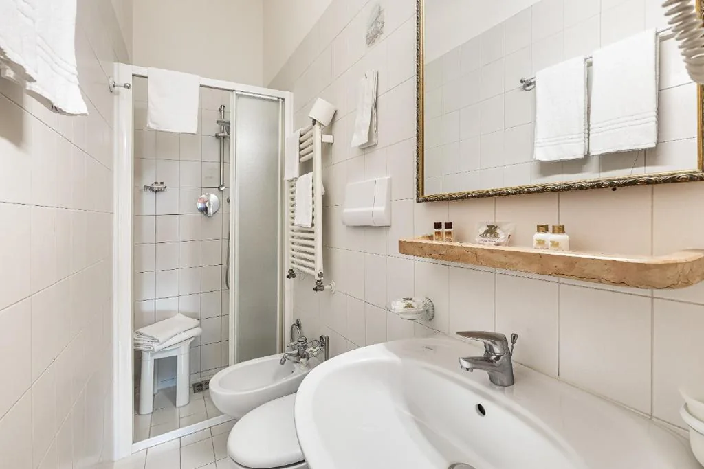 Deluxe Double or Twin Room with Canal View — Hotel Marconi