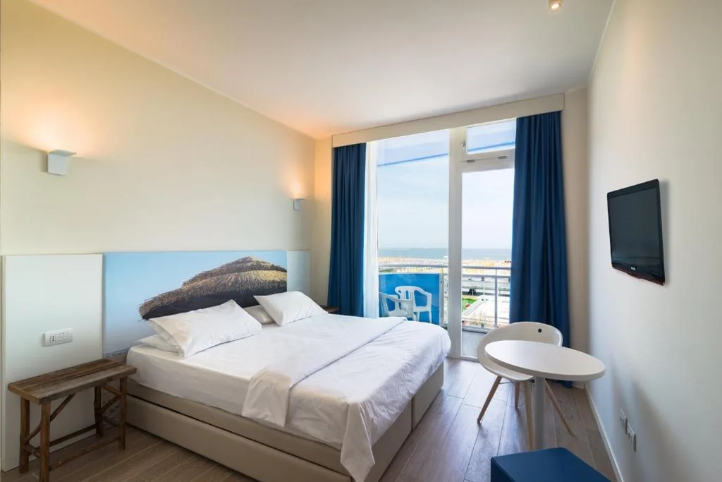 Deluxe Double or Twin Room with Sea View — Hotel Mediterraneo