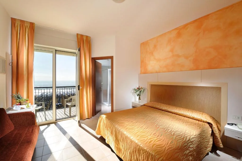 Camera Deluxe Matrimoniale/Doppia con Letti Singoli con Vista Mare — Hotel Nettuno