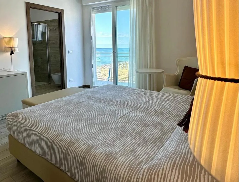 Camera Deluxe Matrimoniale/Doppia con Letti Singoli con Terrazza e Vista Mare Laterale — Hotel Nizza Frontemare Superior 3 Stelle