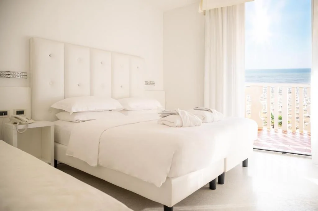 Camera Deluxe Matrimoniale/Doppia con Letti Singoli con Vista Mare — Hotel Savoy