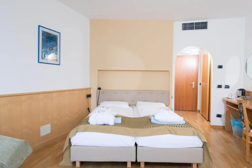 Camera Deluxe Matrimoniale/Doppia con Letti Singoli, con Vasca Idromassaggio — Hotel Venezia