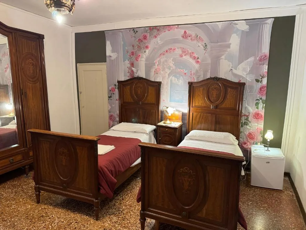 Deluxe Double or Twin Room with City View — Lions Venice Guest house
