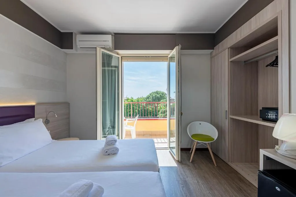 Camera Doppia con Letti Singoli, Balcone e Vista Giardino — Hotel Imperial ***S