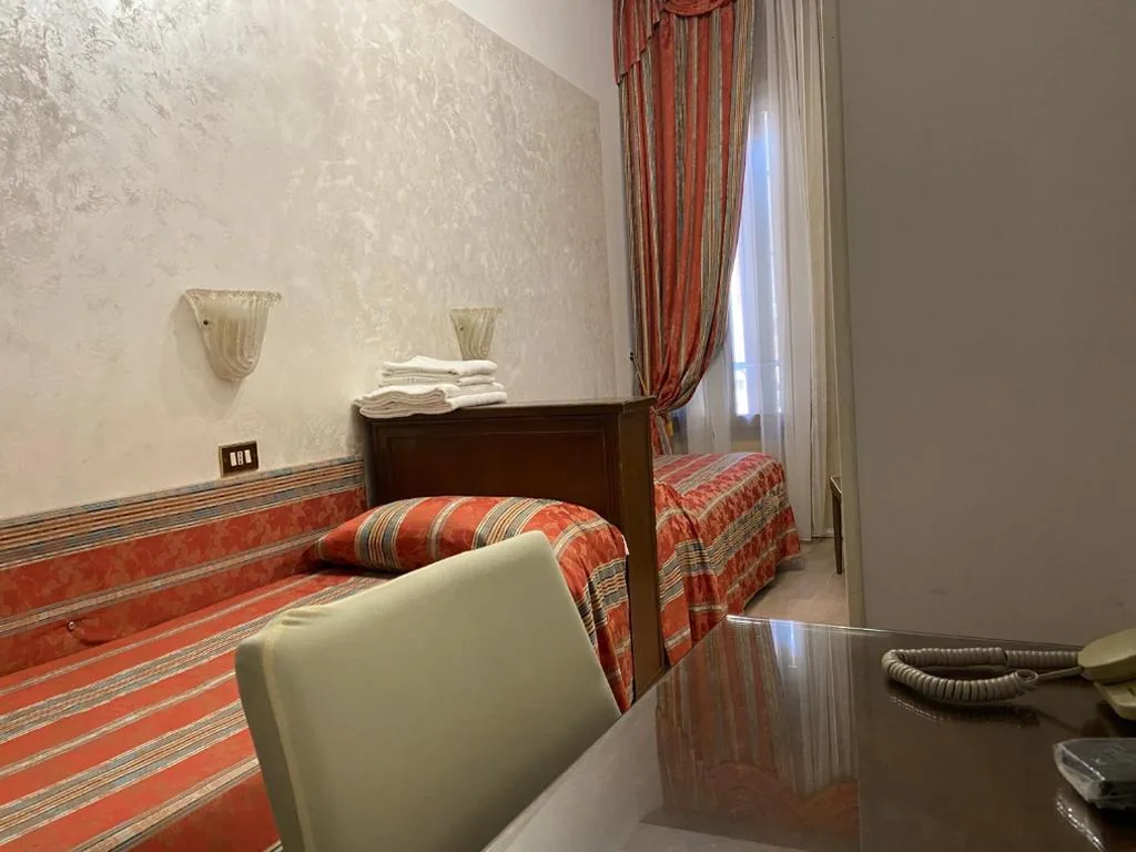 Twin Room with Shared External Bathroom — Hotel Bridge