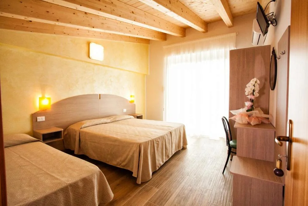 Camera Doppia con Letti Singoli con Bagno Privato — Albergo Paris