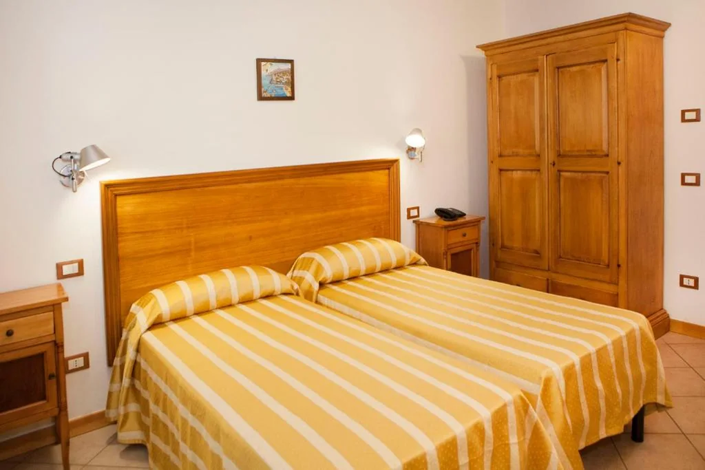 Twin Room with Private Bathroom — Hotel Casanova