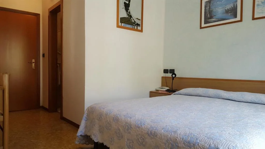 Camera Doppia con Letti Singoli con Bagno Privato — Hotel Firenze