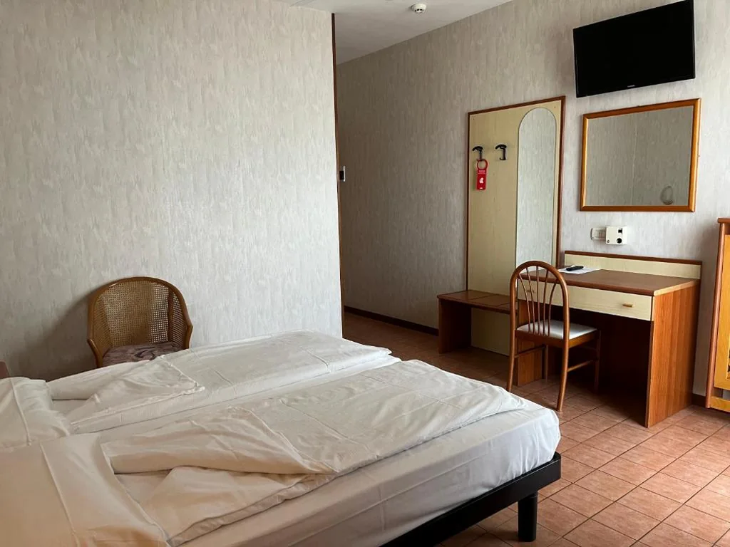 Camera Doppia con Letti Singoli con Bagno Privato — Hotel Florida