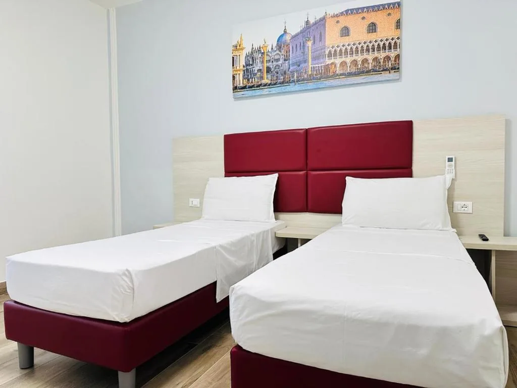 Twin Room with Private Bathroom — Venice Hub