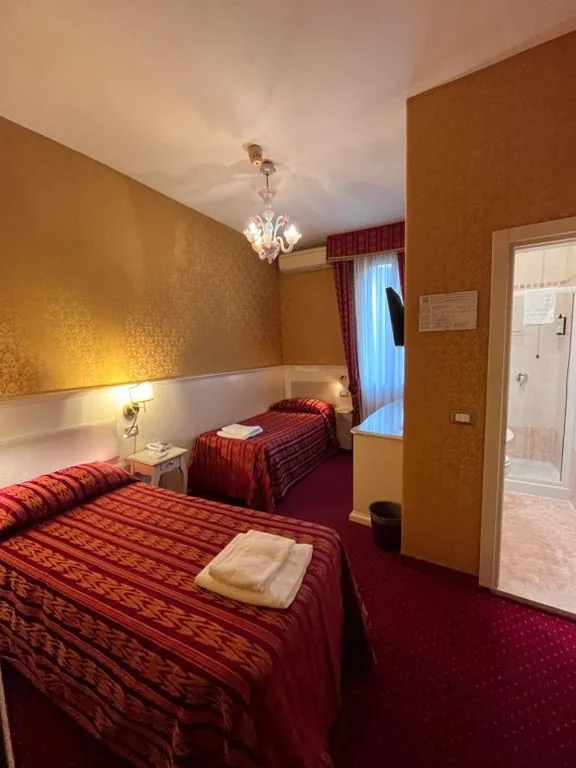 Twin Room with Shower — Hotel Castello
