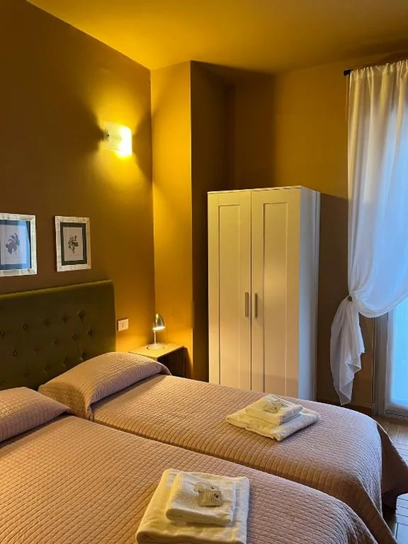 Twin Room with Shared Bathroom — Corso Porta Nuova 39