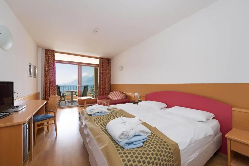 Twin Room with Lake View — Hotel Baia Verde