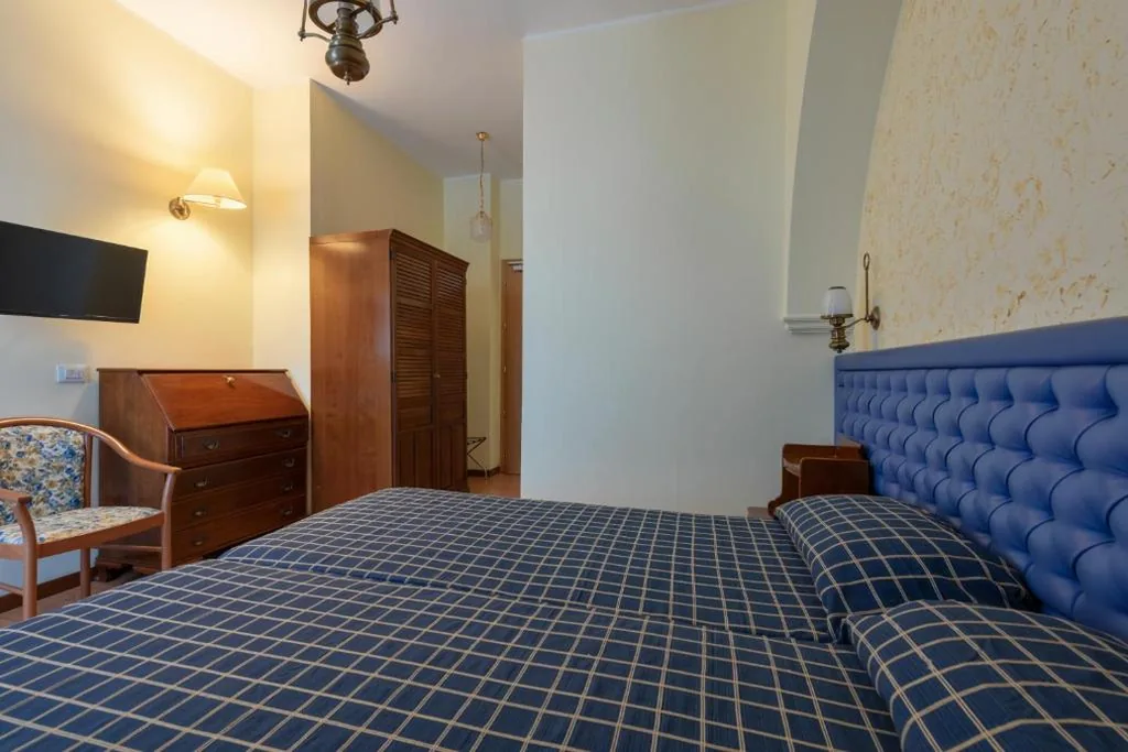 Camera Doppia con Letti Singoli con Vista Lago Parziale — Hotel Malcesine