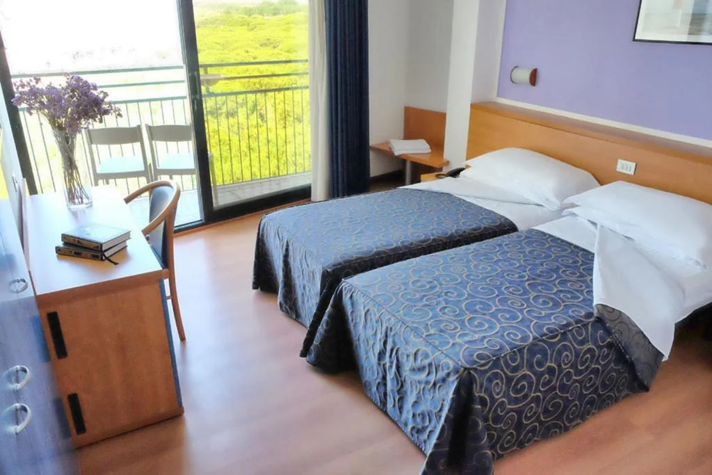 Camera Doppia con Letti Singoli con Vista Parziale sul Mare — Hotel Fenix