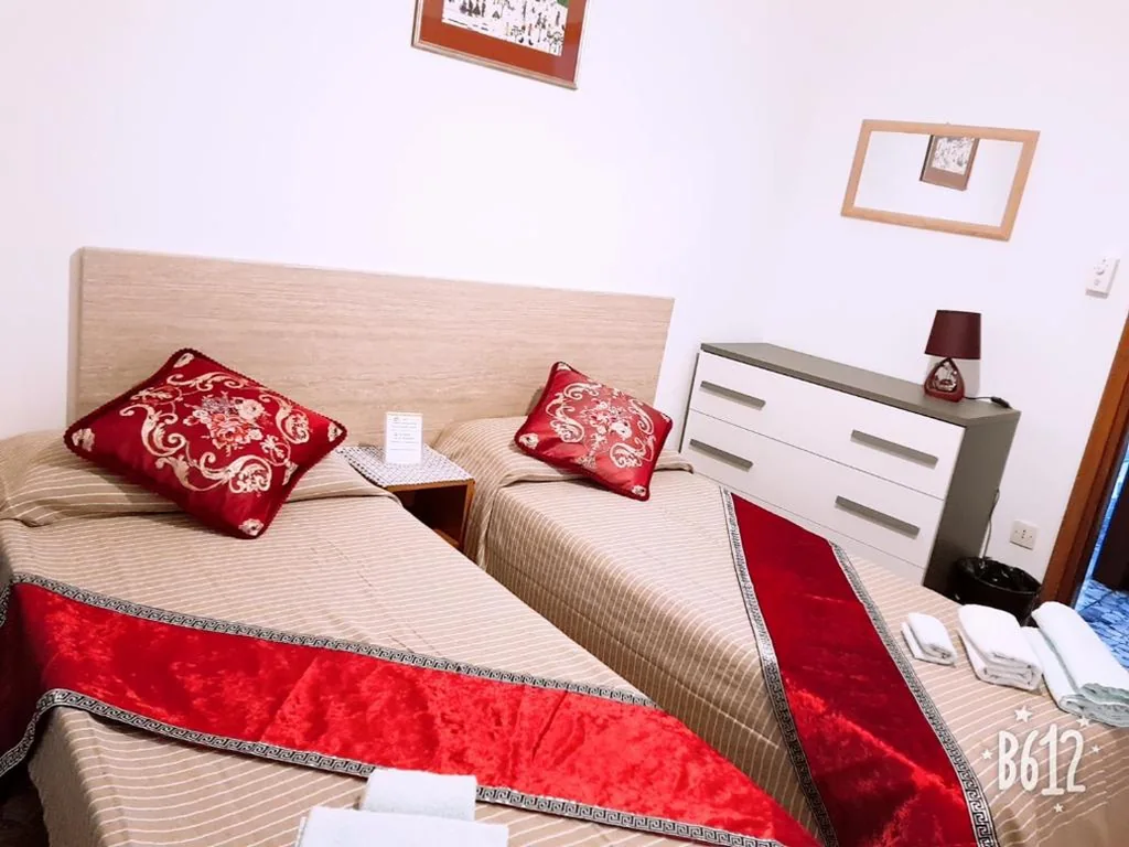 Camera Doppia con Letti Singoli e Bagno in Comune — BB Stay Station