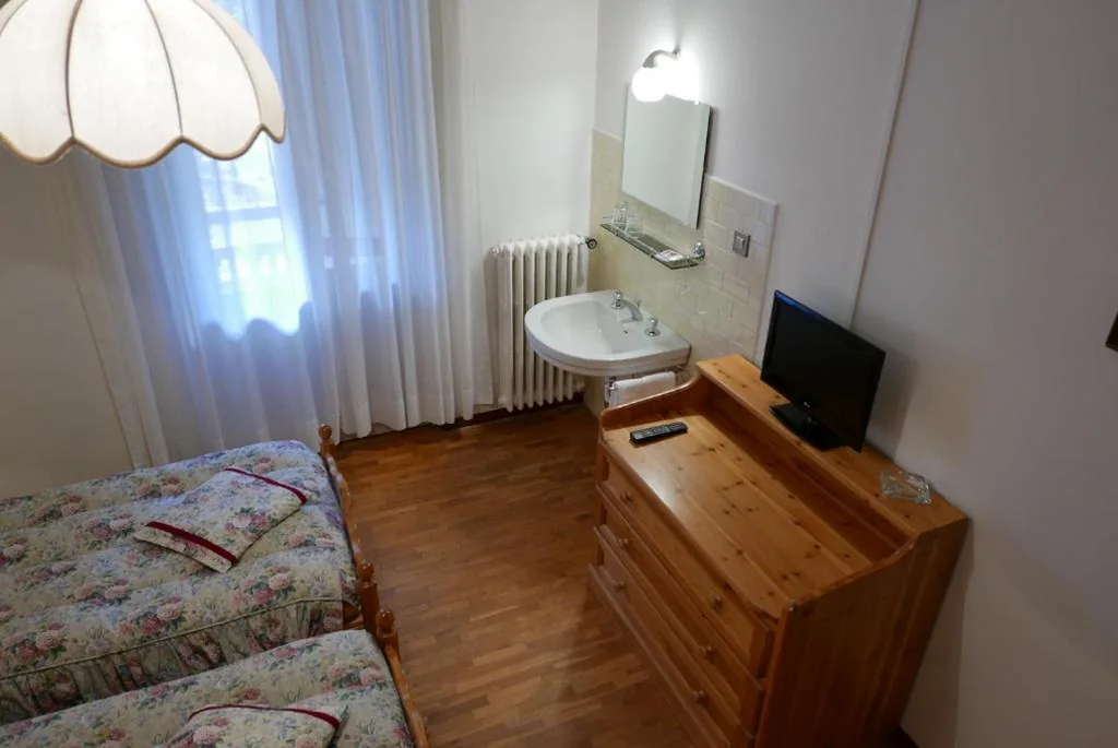 Camera Doppia con Letti Singoli e Bagno in Comune — Hotel Fiames