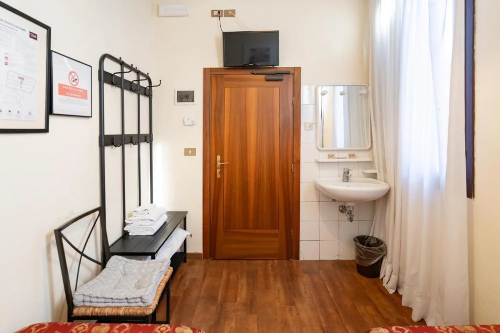 Camera Doppia con Letti Singoli e Bagno in Comune — Hotel Tivoli