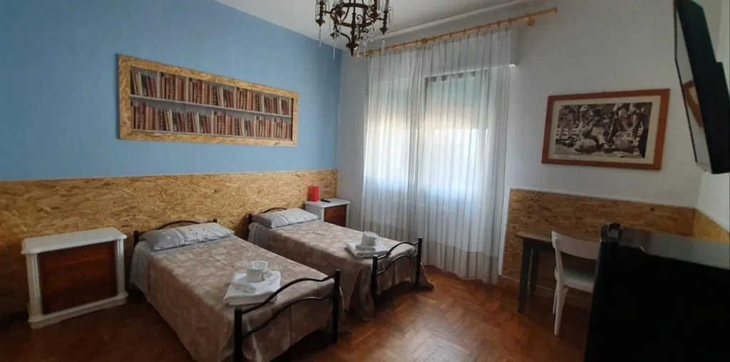 Double Room with Twin Beds and Shared Bathroom — Venice Treviso Airport Bed