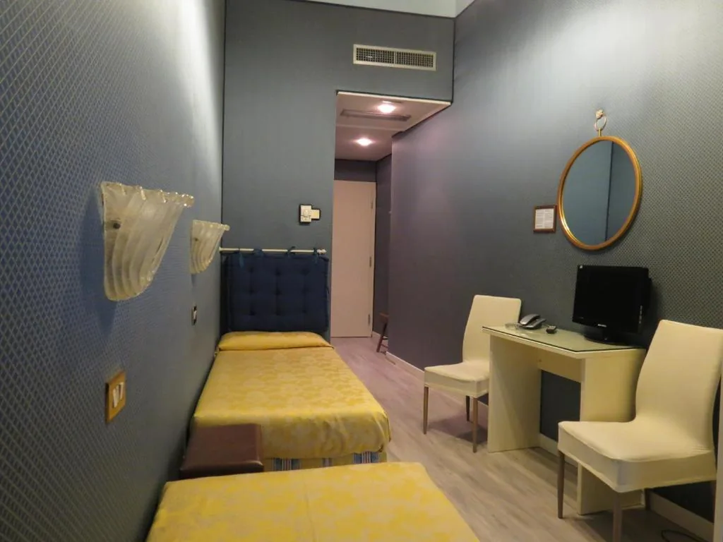 Twin Room — Hotel Bridge