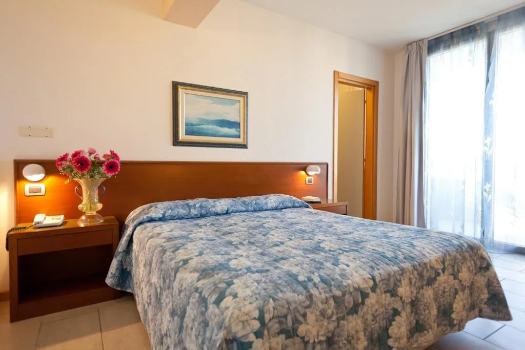 Twin Room — Hotel Idania