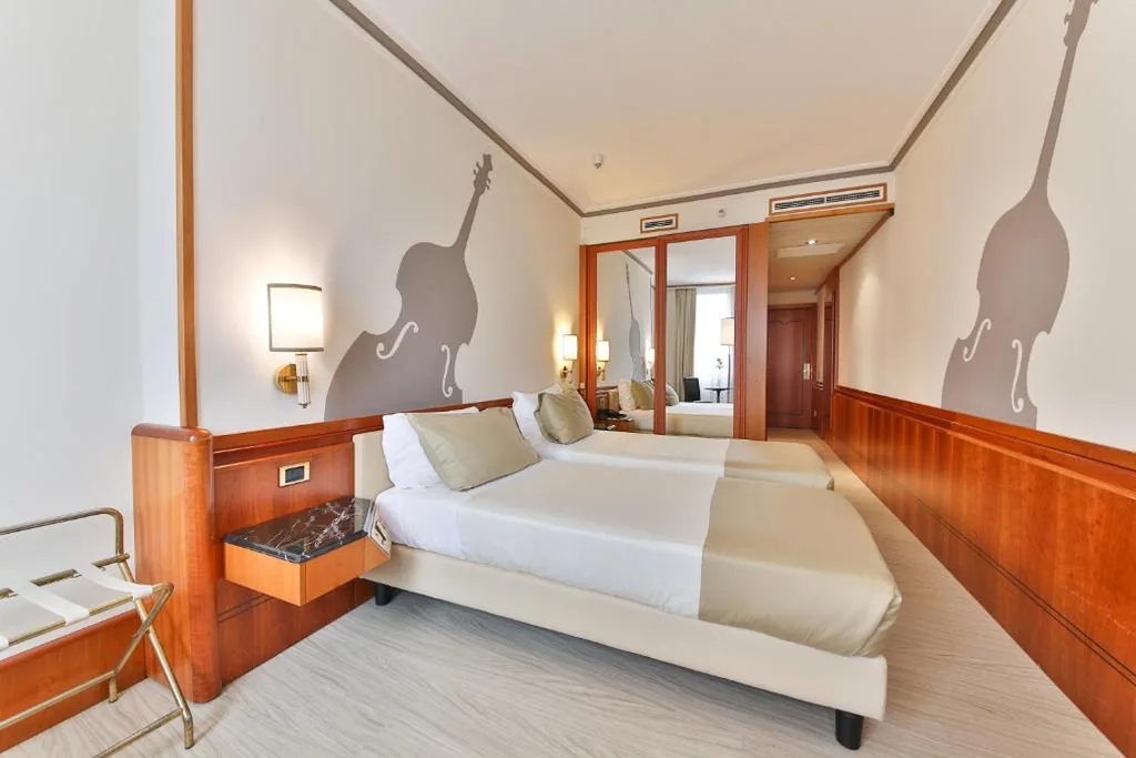 Twin Room — Hotel Leon d’Oro