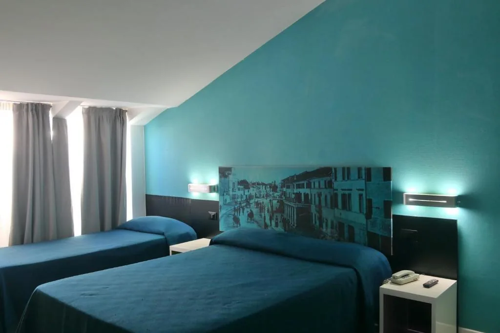 Twin Room — Hotel Mondial