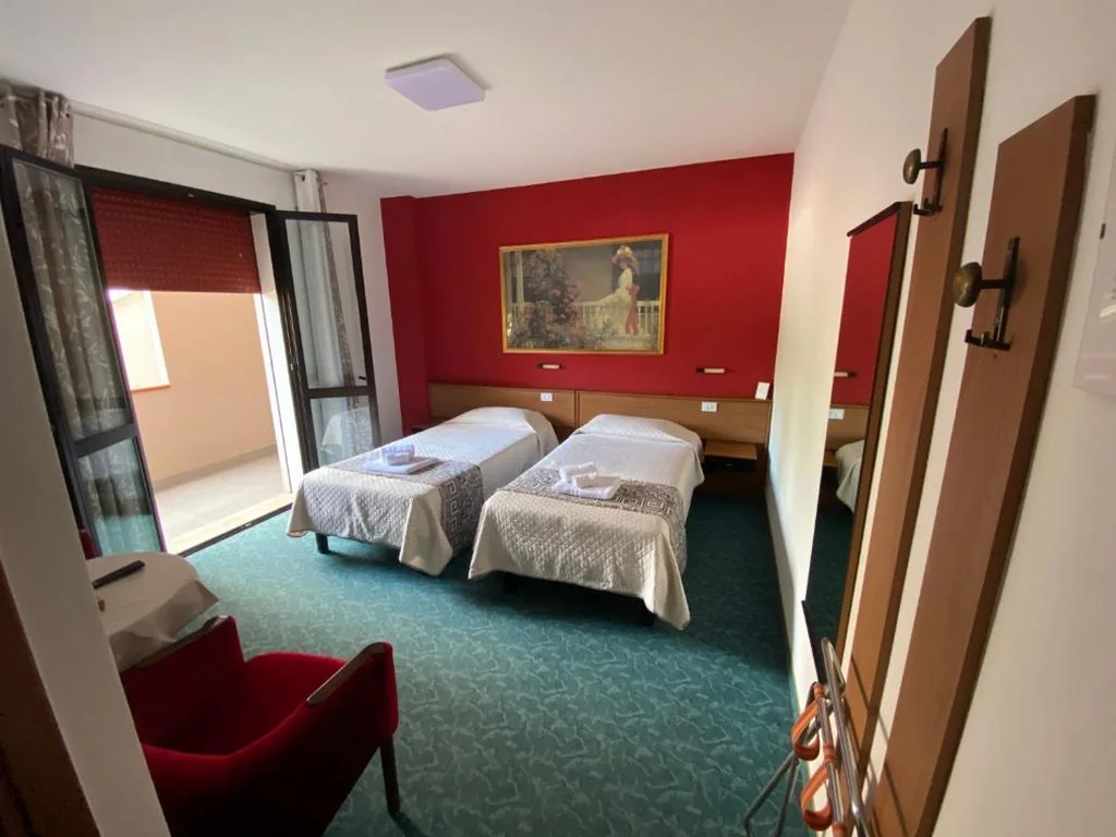 Twin Room — Hotel Rey’s