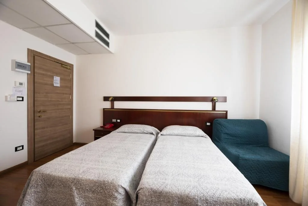Camera Doppia con Letti Singoli — Hotel Vienna