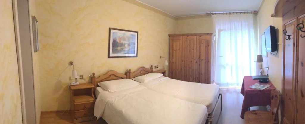 Camera Doppia con Letti Singoli — Meuble Villa Neve