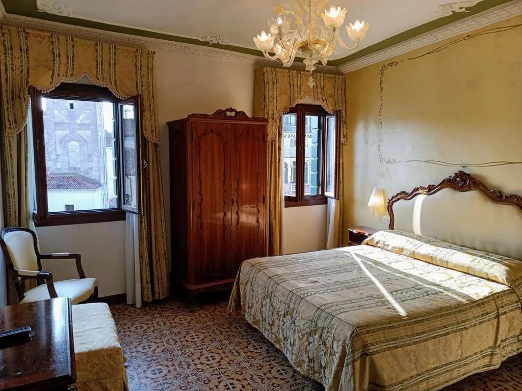 Camera Doppia con Vista Piazza — Hotel Scandinavia – Relais